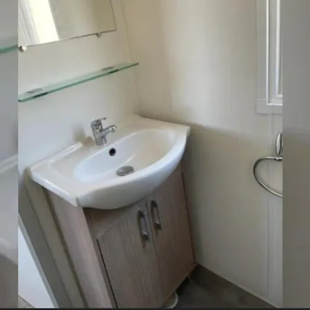 Mobil Confortable Avec Terrasse Pour 4 Personnes - Api-1-52-583 אתר קמפינג *