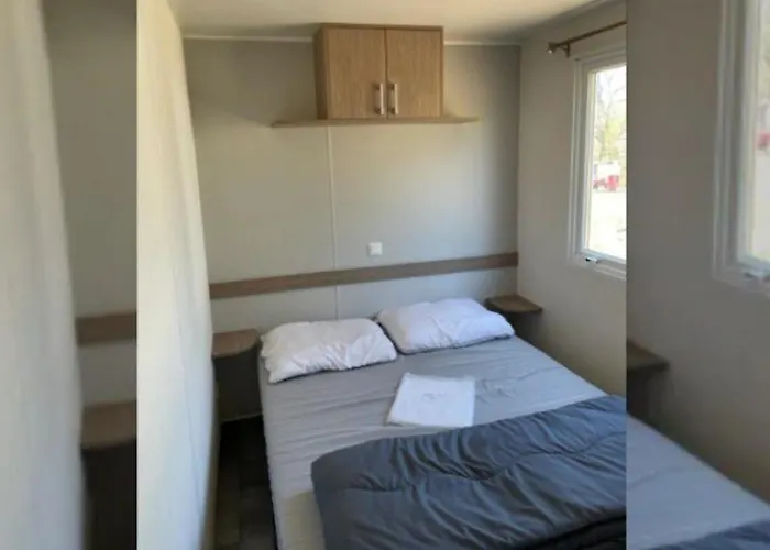 Mobil Confortable Avec Terrasse Pour 4 Personnes - Api-1-52-583 *