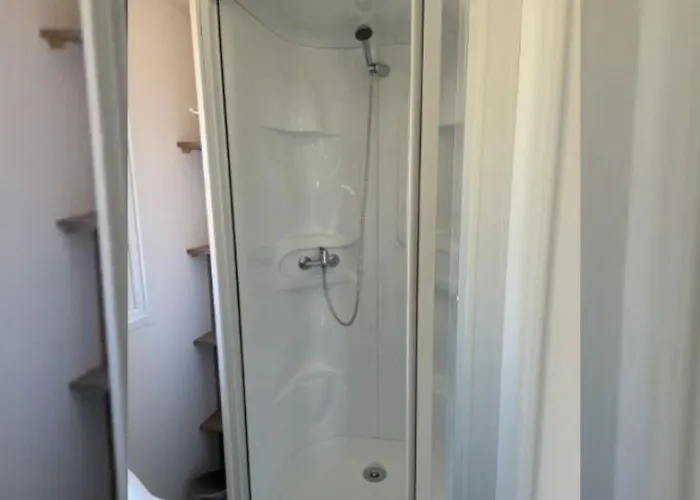 Mobil Confortable Avec Terrasse Pour 4 Personnes - Api-1-52-583 * Argences-en-Aubrac