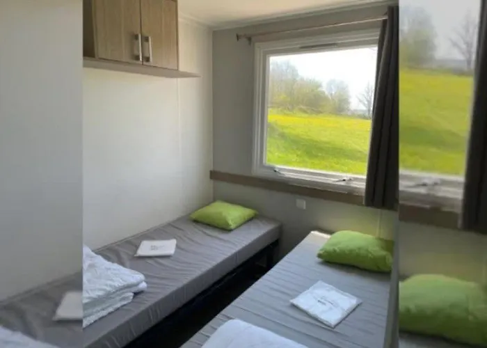 Camping Mobil Confortable Avec Terrasse Pour 4 Personnes - Api-1-52-583 *